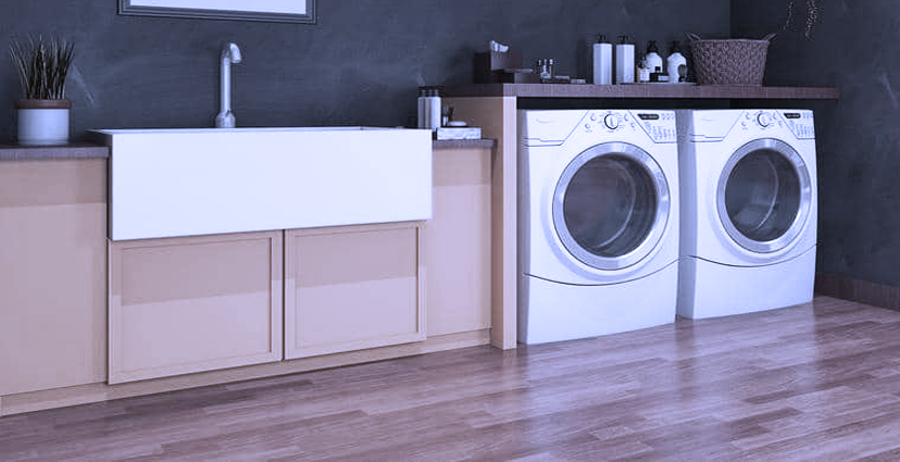 Técnico reparando lavadora